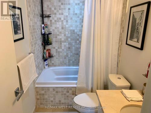 #1209 -21 Widmer St, Toronto, ON - Indoor Photo Showing Bathroom
