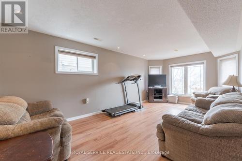 586 Clancy Cres, Peterborough, ON - Indoor Photo Showing Living Room