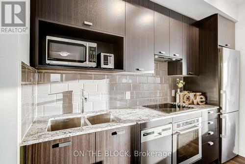 2922 - 275 Village Green Square, Toronto, ON - Indoor Photo Showing Kitchen With Double Sink With Upgraded Kitchen
