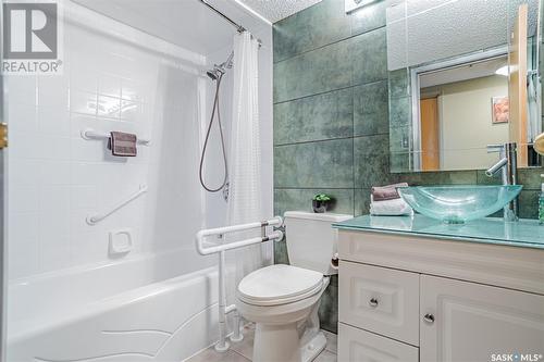 1402 430 5Th Avenue N, Saskatoon, SK - Indoor Photo Showing Bathroom