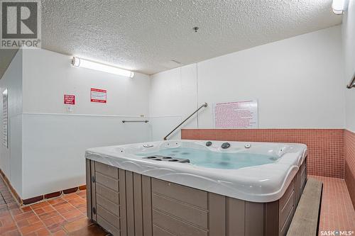 1402 430 5Th Avenue N, Saskatoon, SK - Indoor Photo Showing Laundry Room