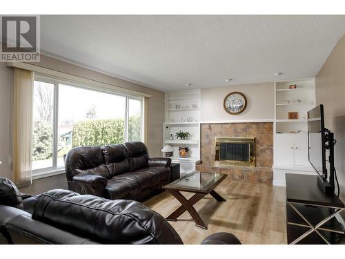 4447 Pinegrove Road, Kelowna, BC - Indoor Photo Showing Living Room With Fireplace