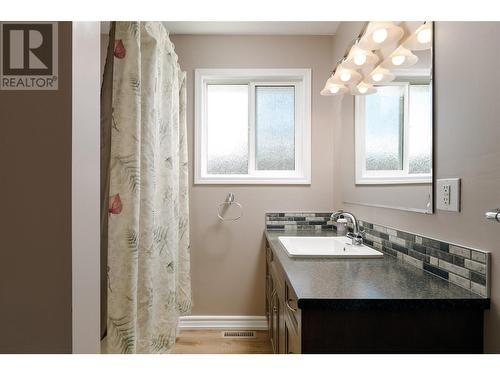 4447 Pinegrove Road, Kelowna, BC - Indoor Photo Showing Bathroom