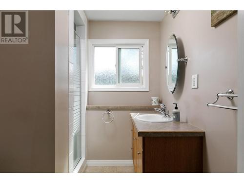 4447 Pinegrove Road, Kelowna, BC - Indoor Photo Showing Bathroom