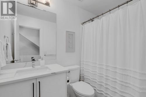 861 Rose Avenue Unit# 2, Kelowna, BC - Indoor Photo Showing Bathroom