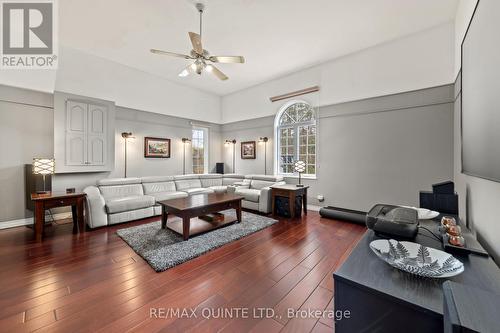 106 Halloway Rd, Quinte West, ON - Indoor Photo Showing Living Room