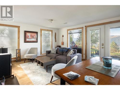 5581 Oyama Lake Road, Lake Country, BC - Indoor Photo Showing Living Room