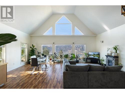 5581 Oyama Lake Road, Lake Country, BC - Indoor Photo Showing Living Room