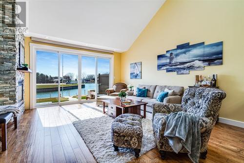 19 Montego Bay Crescent, Kingsville, ON - Indoor Photo Showing Living Room