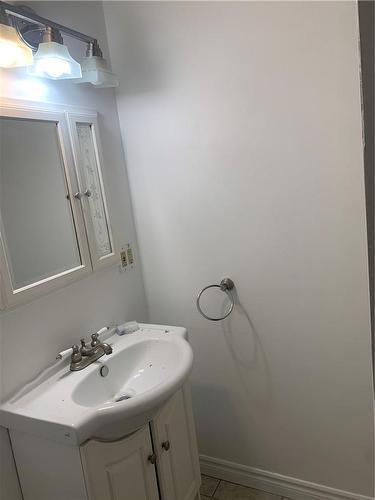 654 West 5Th Street, Hamilton, ON - Indoor Photo Showing Bathroom