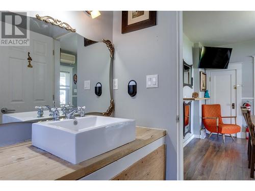 878 Cadder Avenue, Kelowna, BC - Indoor Photo Showing Bathroom