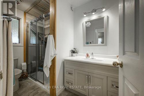 2 Jones Avenue, Norfolk, ON - Indoor Photo Showing Bathroom