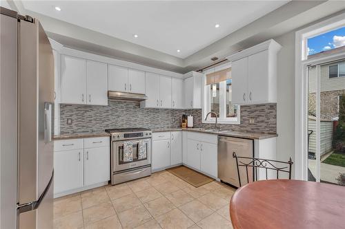 53 Highbury Drive, Stoney Creek, ON - Indoor Photo Showing Kitchen With Upgraded Kitchen