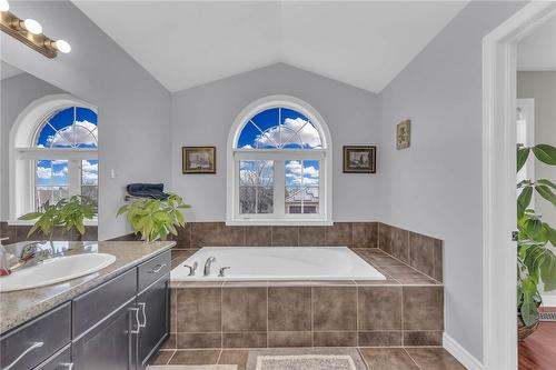 53 Highbury Drive, Stoney Creek, ON - Indoor Photo Showing Bathroom