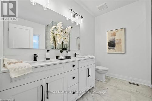 8864 Angie Drive, Niagara Falls, ON - Indoor Photo Showing Bathroom