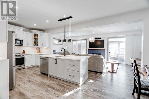 1841 Cedarhollow Boulevard, London, ON - Indoor Photo Showing Kitchen With Upgraded Kitchen
