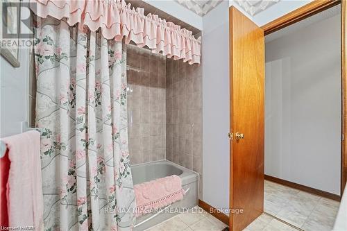 7853 Alfred St, Niagara Falls, ON - Indoor Photo Showing Bathroom