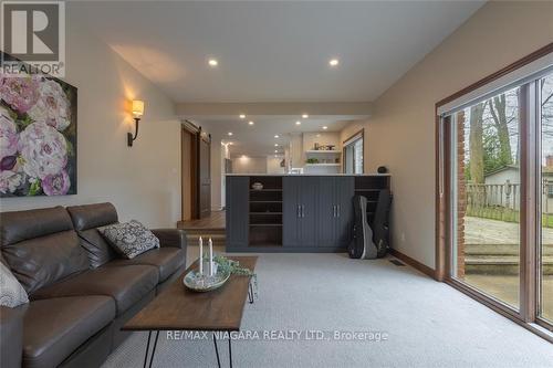 22 Deerpark Crescent, Pelham, ON - Indoor Photo Showing Living Room