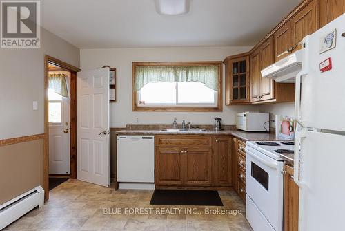 1023 Eagle Drive, London, ON - Indoor Photo Showing Kitchen With Double Sink