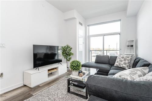 450 Dundas Street E|Unit #121, Waterdown, ON - Indoor Photo Showing Living Room