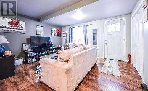 64 Fourth Ave, Timmins, ON - Indoor Photo Showing Living Room