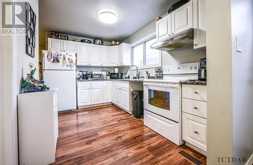 64 Fourth Ave, Timmins, ON - Indoor Photo Showing Kitchen