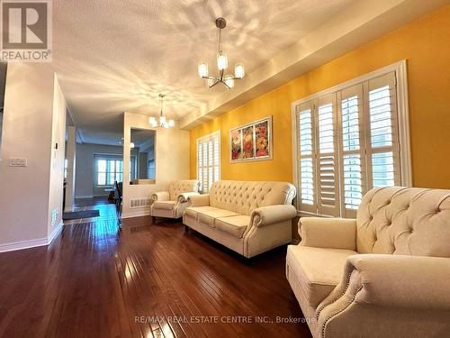 7331 Golden Meadow Court, Mississauga, ON - Indoor Photo Showing Living Room