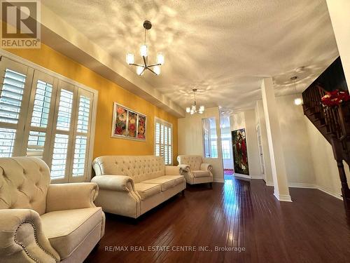 7331 Golden Meadow Court, Mississauga, ON - Indoor Photo Showing Living Room