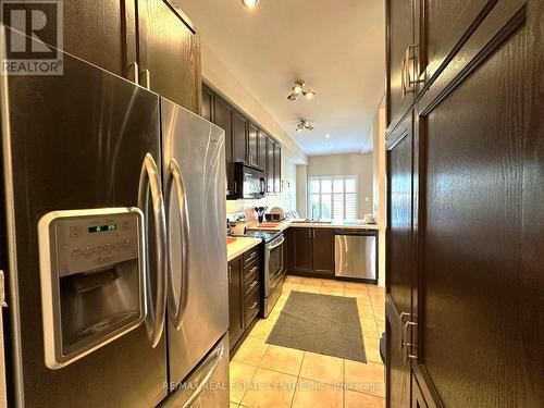 7331 Golden Meadow Court, Mississauga, ON - Indoor Photo Showing Kitchen With Upgraded Kitchen