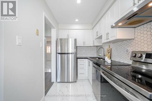 92 Cedarwood Cres, Brampton, ON - Indoor Photo Showing Kitchen With Upgraded Kitchen