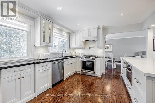 230 Weybourne Rd, Oakville, ON - Indoor Photo Showing Kitchen With Upgraded Kitchen