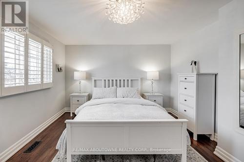 230 Weybourne Rd, Oakville, ON - Indoor Photo Showing Bedroom