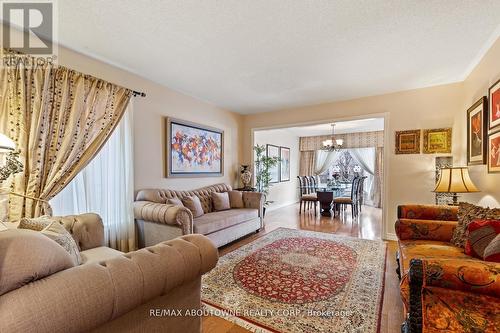 5935 Leeside Crescent, Mississauga, ON - Indoor Photo Showing Living Room