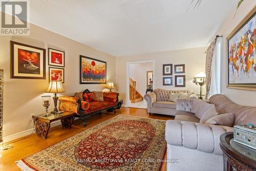 5935 Leeside Crescent, Mississauga, ON - Indoor Photo Showing Living Room