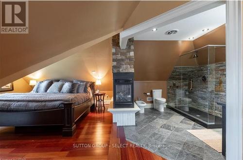 647 Grosvenor St, London, ON - Indoor With Fireplace