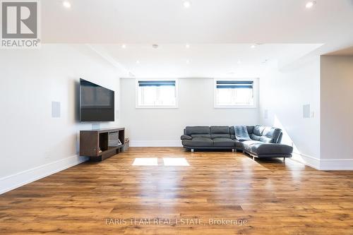 22 East John Street, Innisfil, ON - Indoor Photo Showing Living Room