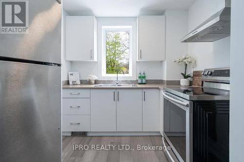 148 Richmond Street, Richmond Hill, ON - Indoor Photo Showing Kitchen With Double Sink