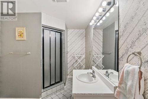 4 Parklawn Cres, Markham, ON - Indoor Photo Showing Bathroom