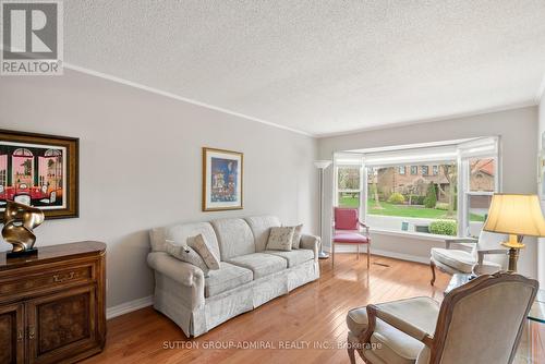 4 Parklawn Cres, Markham, ON - Indoor Photo Showing Living Room