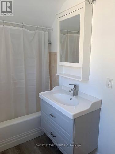 249 Richmond St, Richmond Hill, ON - Indoor Photo Showing Bathroom