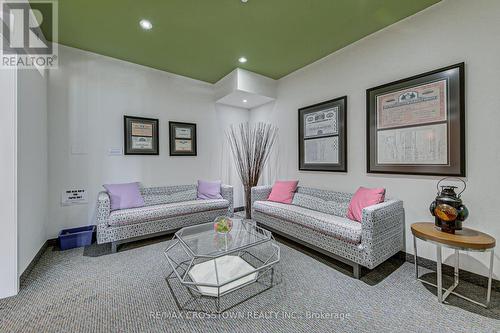 208 - 720 Yonge Street, Barrie, ON - Indoor Photo Showing Living Room