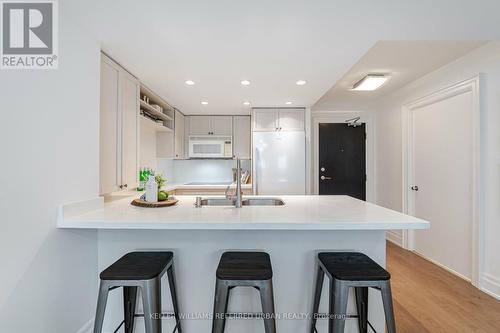 #2906 -8 Park Rd, Toronto, ON - Indoor Photo Showing Kitchen With Double Sink With Upgraded Kitchen