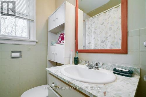 224 College Ave, Oshawa, ON - Indoor Photo Showing Bathroom