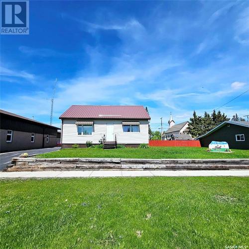 206 Wells Avenue E, Langenburg, SK - Outdoor