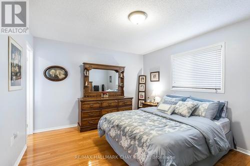 42 Assiniboine Dr, Barrie, ON - Indoor Photo Showing Bedroom
