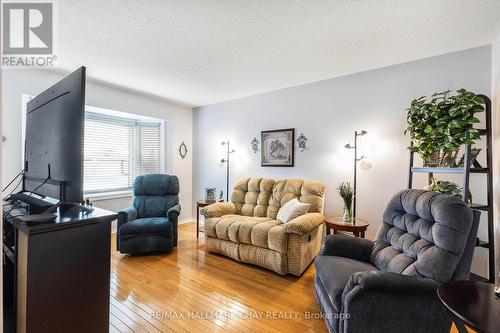 42 Assiniboine Dr, Barrie, ON - Indoor Photo Showing Living Room