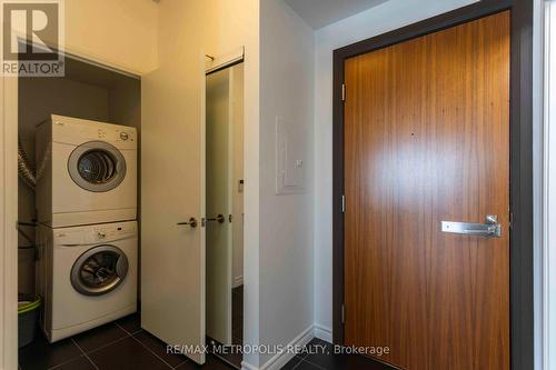 #1611 -500 Sherbourne St, Toronto, ON - Indoor Photo Showing Laundry Room