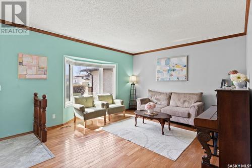663 Brightsand Crescent, Saskatoon, SK - Indoor Photo Showing Living Room