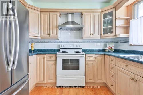 899 Hollowtree Cres, Mississauga, ON - Indoor Photo Showing Kitchen