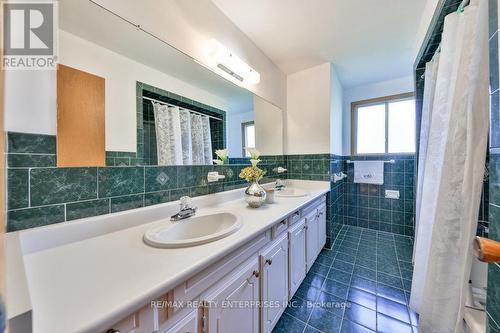 899 Hollowtree Cres, Mississauga, ON - Indoor Photo Showing Bathroom